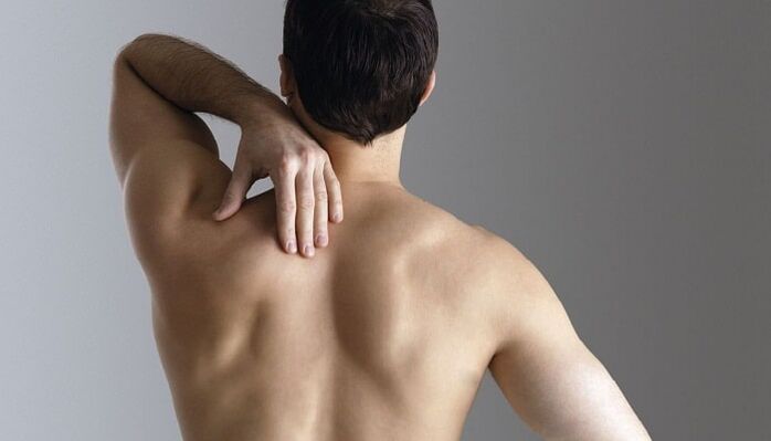 Болка в гърба между лопатките при мъж